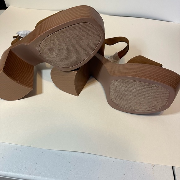 Madden Girl Size 11, Goldie Tan Strappy Platform Chunky Lug Heel‎ Sandals - Picture 3 of 5